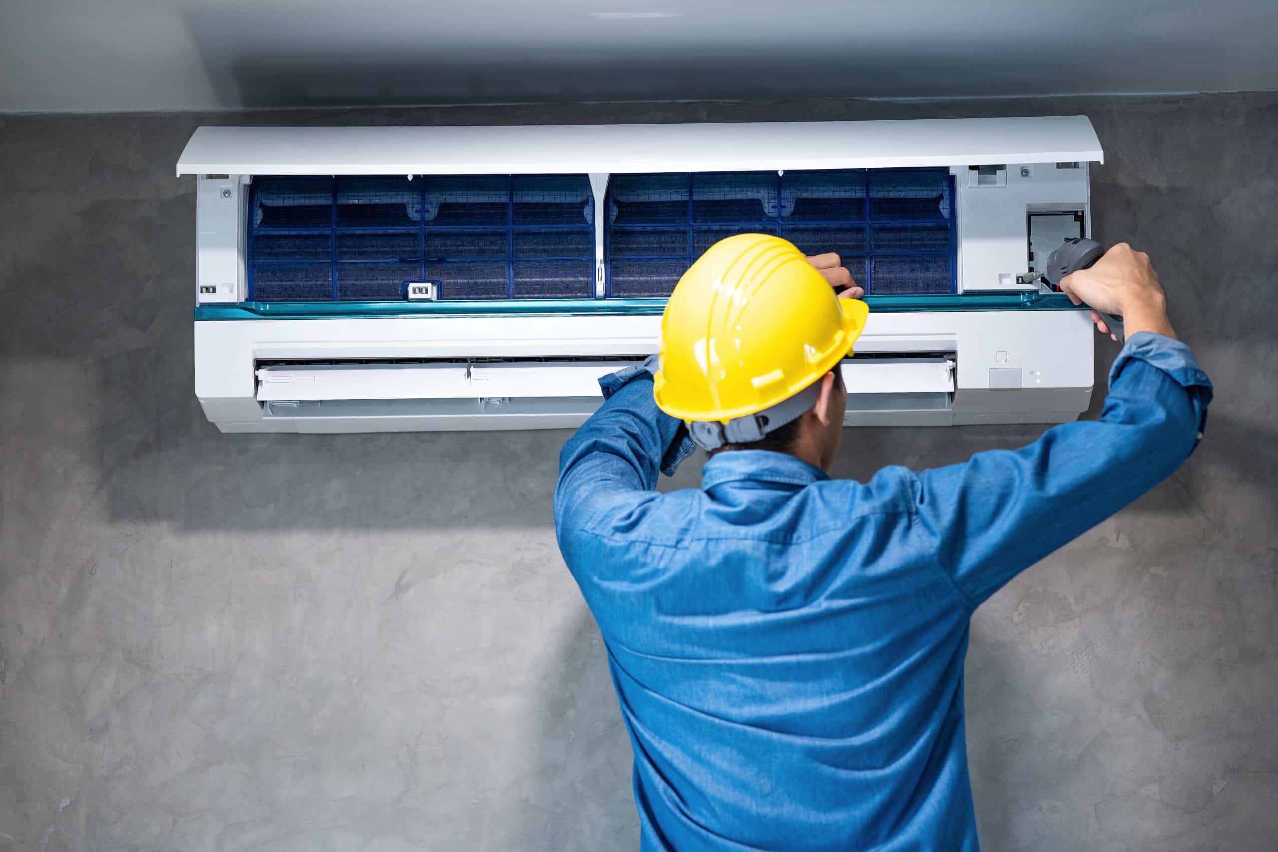 Technicien réparant et entretenant un climatiseur